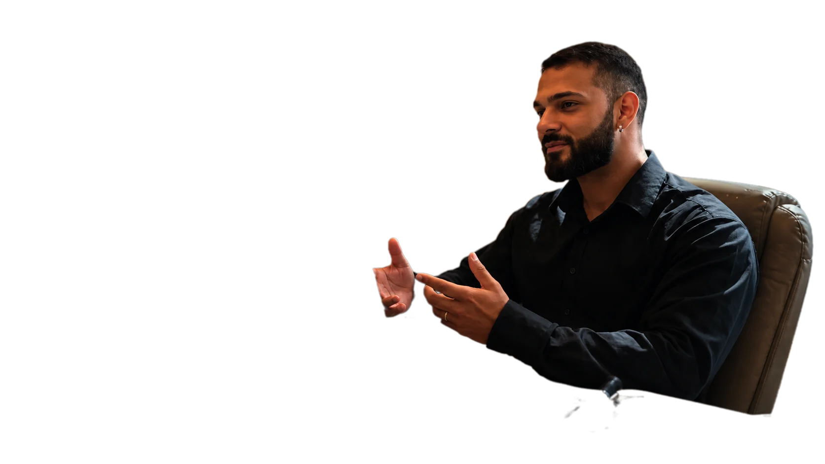 Wallison Santos, nutricionista esportivo, de camisa preta, explicando o plano a um paciente durante a consulta